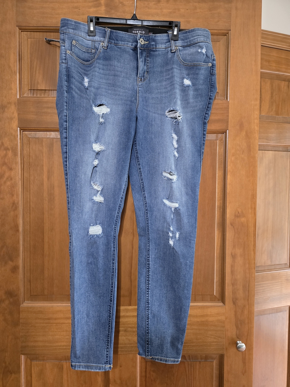 Torrid Ripped Skinny Jeans in Medium Blue Wash 20T - Two beltloops broke